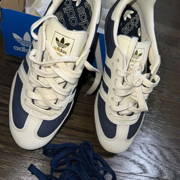 adidas Samba OG W in Navy/Cloud White with Gold Accents - Picture 2 of 7